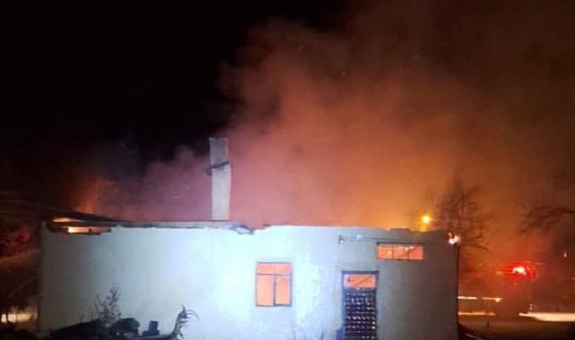 Alevlere teslim olan eski okul küle döndü