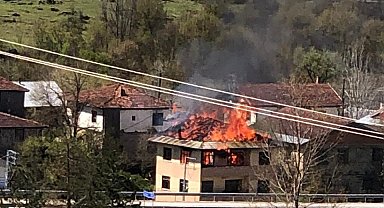 Alevlere teslim olan üç katlı ev kullanılmaz hale geldi