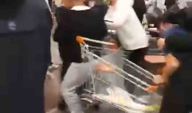 Alışveriş Merkezi'nde müşterilerle çalışanlar arasında kavga çıktı, ortalık karıştı