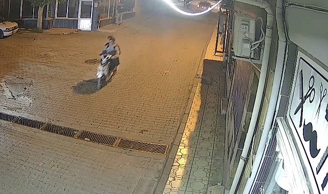 Alışverişe girdi motosikletinden oldu: O anlar kamerada