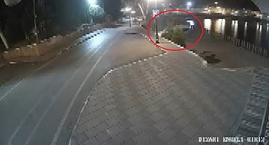 Alkollü şahsın kullandığı aracın göle uçmaya ramak kala durduğu anlar kamerada