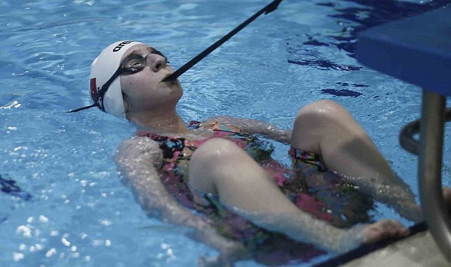 Altın madalyaya dişiyle tutundu