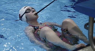 Altın madalyaya dişiyle tutundu