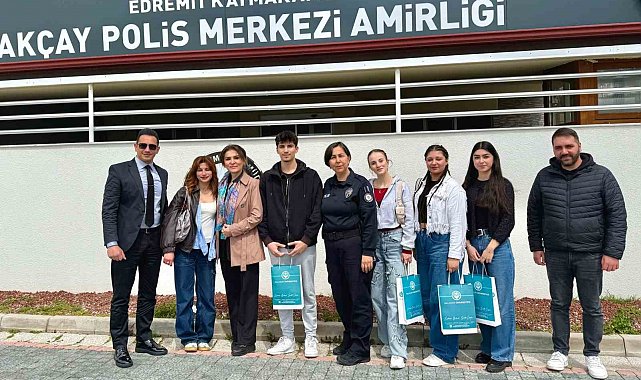 Altınoluk MYO öğrencilerinden polis teşkilatına anlamlı ziyaret