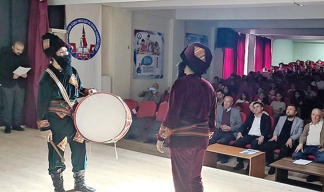 Altıntaş'ta Hacivat ve Karagöz oyunu miniklerle buluştu