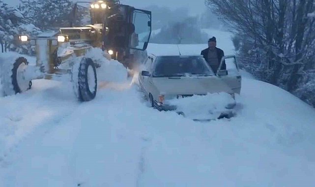 Amasya'da karlı köy yolunda mahsur kalan aileyi greyder operatörleri kurtardı