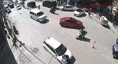 Amasya'da otomobilin kavşakta yayaya çarptığı kaza kamerada