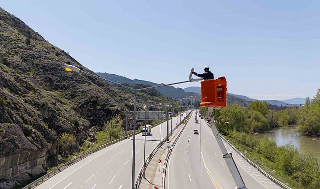 Amasya'da refüj aydınlatma direklerine kapsamlı bakım
