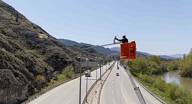 Amasya'da refüj aydınlatma direklerine kapsamlı bakım