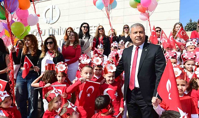 Anadolu Üniversitesi'nde minikler 23 Nisan'ı coşkuyla kutladı