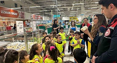 Anaokulu öğrencileri sütün serüvenini inceledi