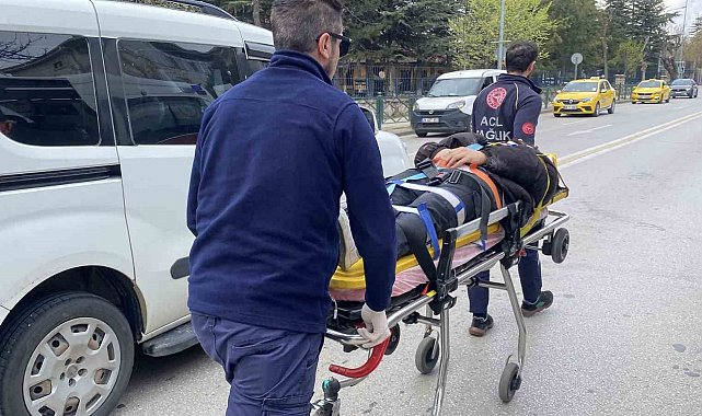 Ani fren yapan otomobile arkadan çarpan motosikletin sürücüsü yaralandı