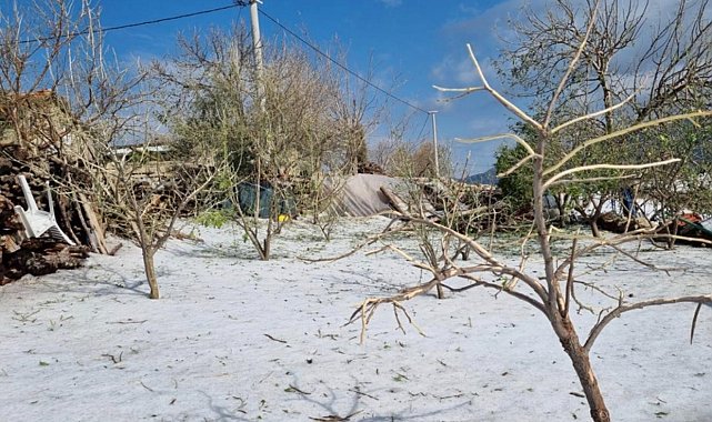 Aniden bastıran dolu yağışı Antalya'yı beyaza bürüdü