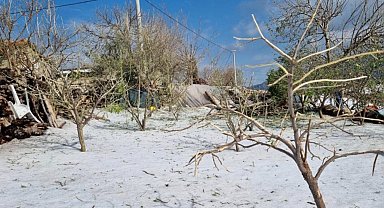 Aniden bastıran dolu yağışı Antalya'yı beyaza bürüdü