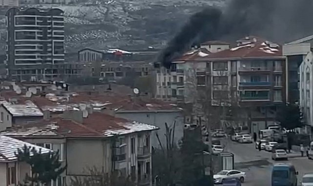 Ankara'da apartmanda çıkan yangınına ekiplerin müdahalesi sürüyor
