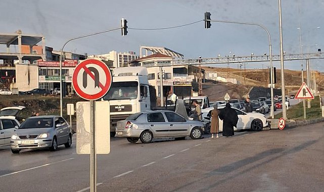 Ankara'da iki otomobil kafa kafaya çarpıştı