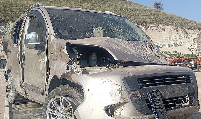Ankara'da kontrolden çıkan otomobilin devrilmesi sonucu 2 kişi yaralandı