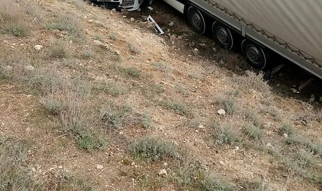 Ankara'da yağmur nedeniyle kayganlaşan yolda tır yoldan çıktı