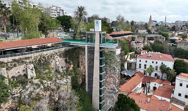 Antalya Yat Limanı'ndaki asansörde bakım onarım çalışması