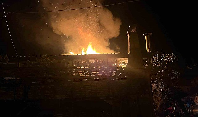 Antalya'da 2 katlı ev alev alev yanıp küle döndü