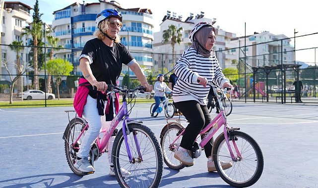 Antalya'da 50 yaşında bisiklet sürmeyi öğreniyorlar