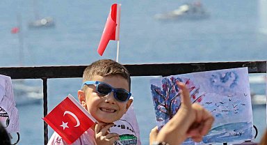 Antalya'da denizdeki 23 Nisan korteji görsel şölen oluşturdu