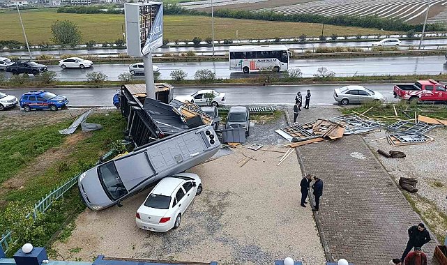 Antalya'da hortum 2 tonluk bungalovu 30 metre sürükledi, karavanı otomobillerin üzerine fırlattı