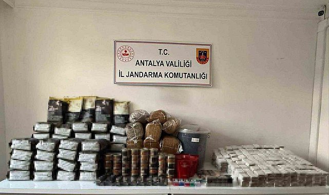 Antalya'da kaçak çay ve tütün operasyonu