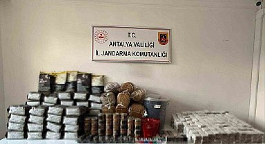 Antalya'da kaçak çay ve tütün operasyonu