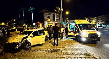Antalya'da kırmızı ışık ihlali kazayı beraberinde getirdi: 2'si çocuk 4 yaralı