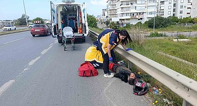 Antalya'da lastiği patlayan motosiklet devrildi: 2 yaralı