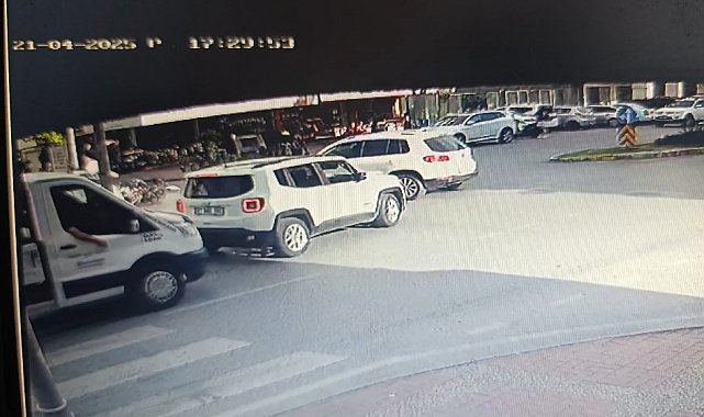 Antalya'da otomobil ile motosiklet çarpıştı, sürücü takla atarak yola savruldu