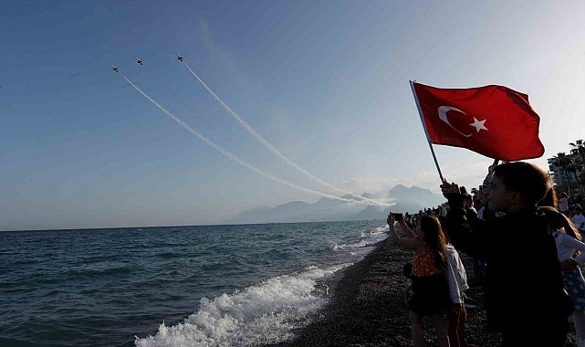 Antalya'da Türk Yıldızları'ndan nefes kesen 23 Nisan gösterisi