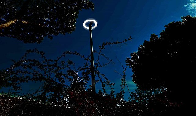 Antalya'daki Atatürk Parkı'nın ışıklandırmaları yenilendi