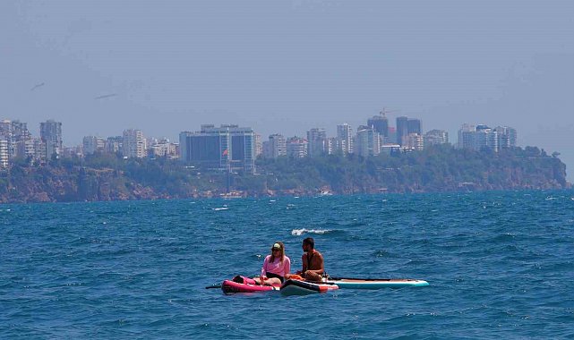 Antalyalılar hafta sonunda Konyaaltı Sahili'ne akın etti