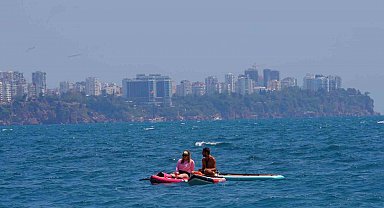 Antalyalılar hafta sonunda Konyaaltı Sahili'ne akın etti