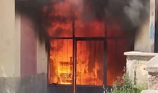 Apartman deposundan alevler yükseldi