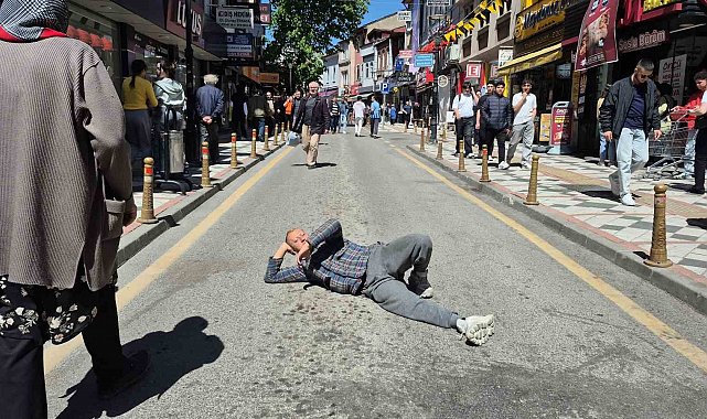 Araç trafiğine kapanan caddede ilginç görüntüler