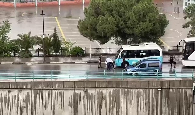 Aracın çarptığı 17 yaşındaki gencin yaralandığı kaza kamerada