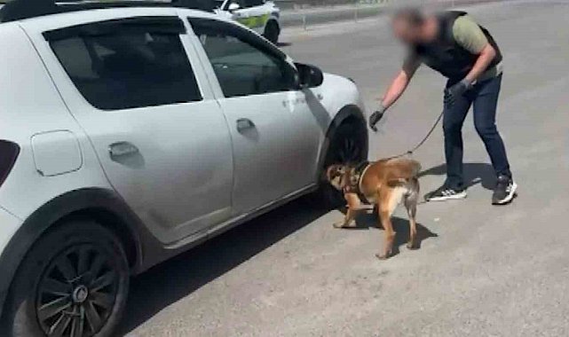 Aracın tabanında 1 kilo 706 gram uyuşturucu madde ele geçirildi