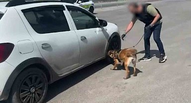 Aracın tabanında 1 kilo 706 gram uyuşturucu madde ele geçirildi