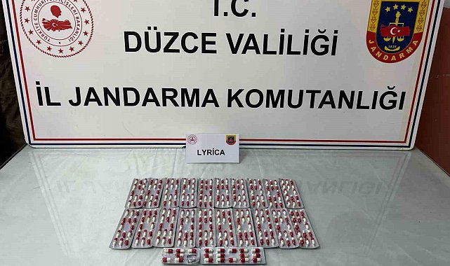 Aracındaki uyuşturucu hapları jandarmaya teslim etti