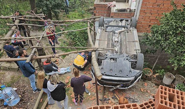 Aracını park etmek isterken yüksekten düşerek takla attı