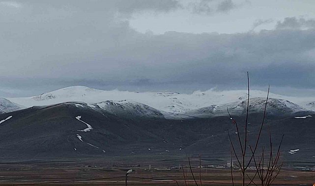 Ardahan'da dağların zirvesi beyaza büründü