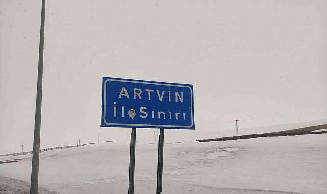 Ardahan'ın yüksek kesimlerinde kar yağışı etkili oldu