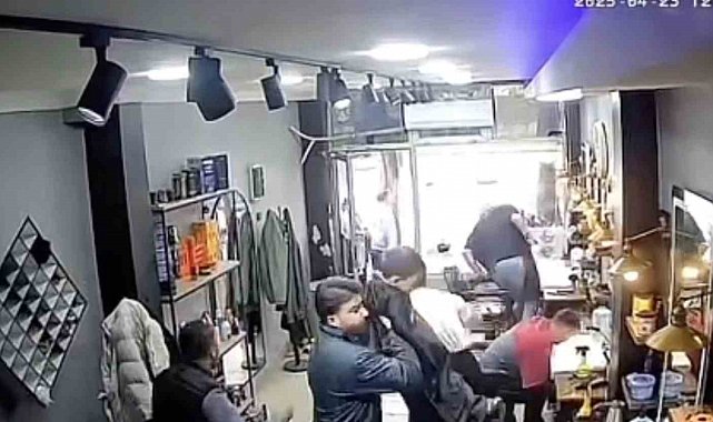 Arnavutköy'de deprem esnasında berber tıraş ettiği çocuğu omuzlayarak dışarı çıktı