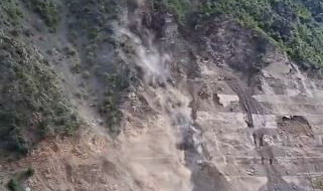 Artvin-Şavşat Karayolu'nda bir günde 3. heyelan: Yol ulaşıma kapandı