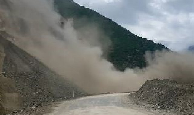 Artvin-Şavşat Karayolu'nda heyelan anı kamerada