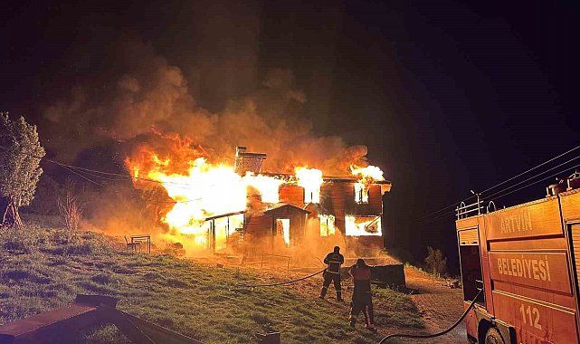 Artvin'de çıkan yangından ahşap ev kullanılamaz hale geldi