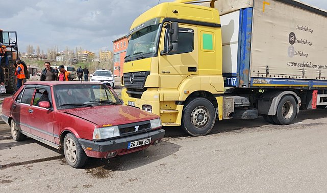 Aşkale'de tır otomobili sürükledi: 3 yaralı